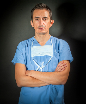 Il Dott. Alessio Biazzo è un medico chirurgo specializzato in ortopedia e traumatologia che si occupa di protesi mininvasiva del ginocchio e dell’anca.